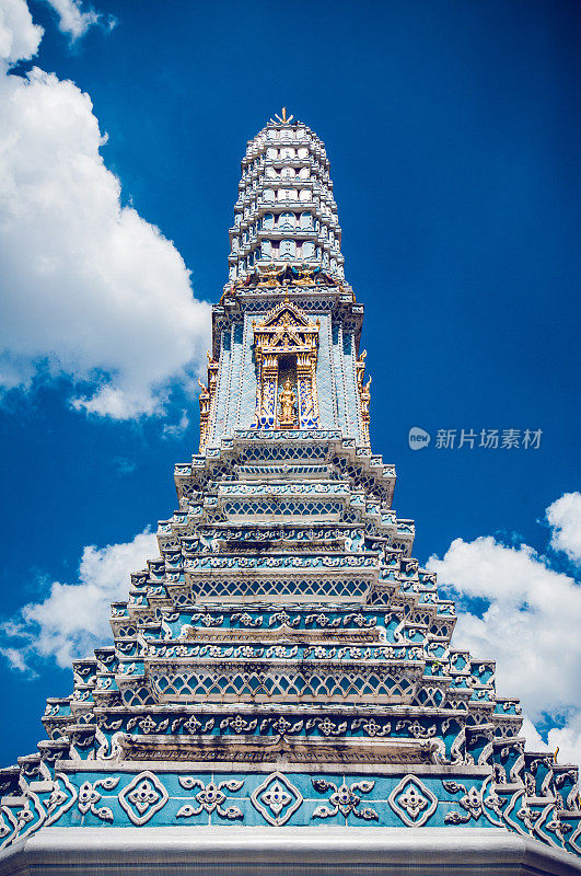 蓝色祖母绿塔低角度视图在Wat Phra Kaew，曼谷，泰国